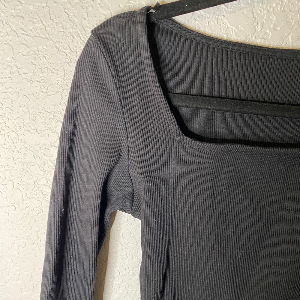 Black ribbed long sleeve crop top